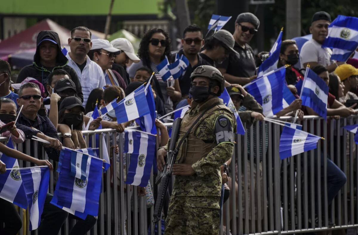 Un soldado observa un desfile militar en la conmemoración del 201 aniversario de la Independencia de El Salvador.