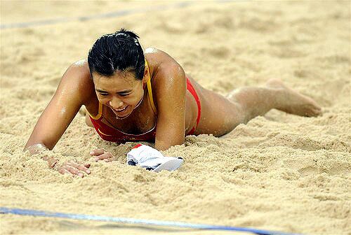 Tian Jia of China came up short when trying to make a dig against the Americans on Thursday during the women's beach volleyball championship match in Beijing.