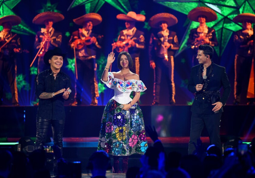 Ángela y Christian durante su actuación en los Premios Juventud