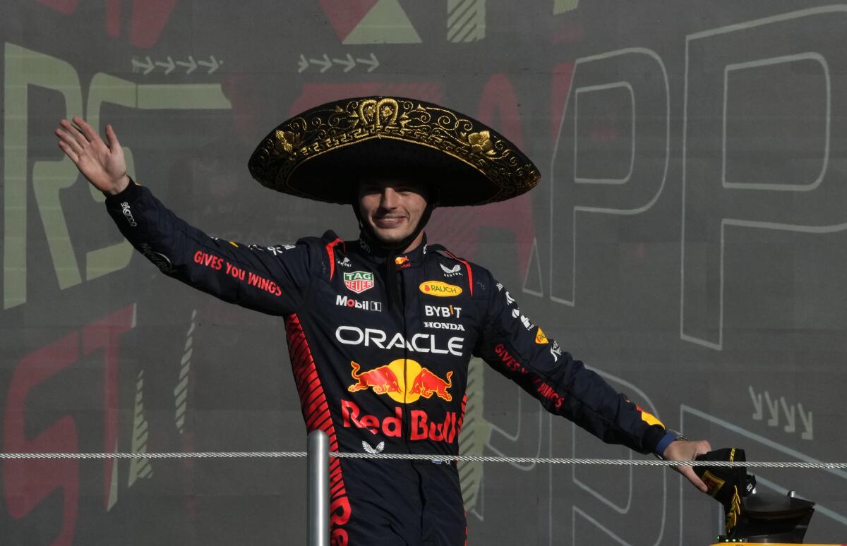El piloto de Red Bull Max Verstappen de Holanda celebra tras ganar el Gran Premio de México 