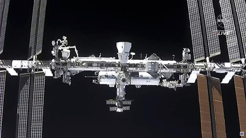  Esta imagen de NASA TV nuestra la Estación Espacial Internacional vista desde la nave SpaceX Crew Dragon