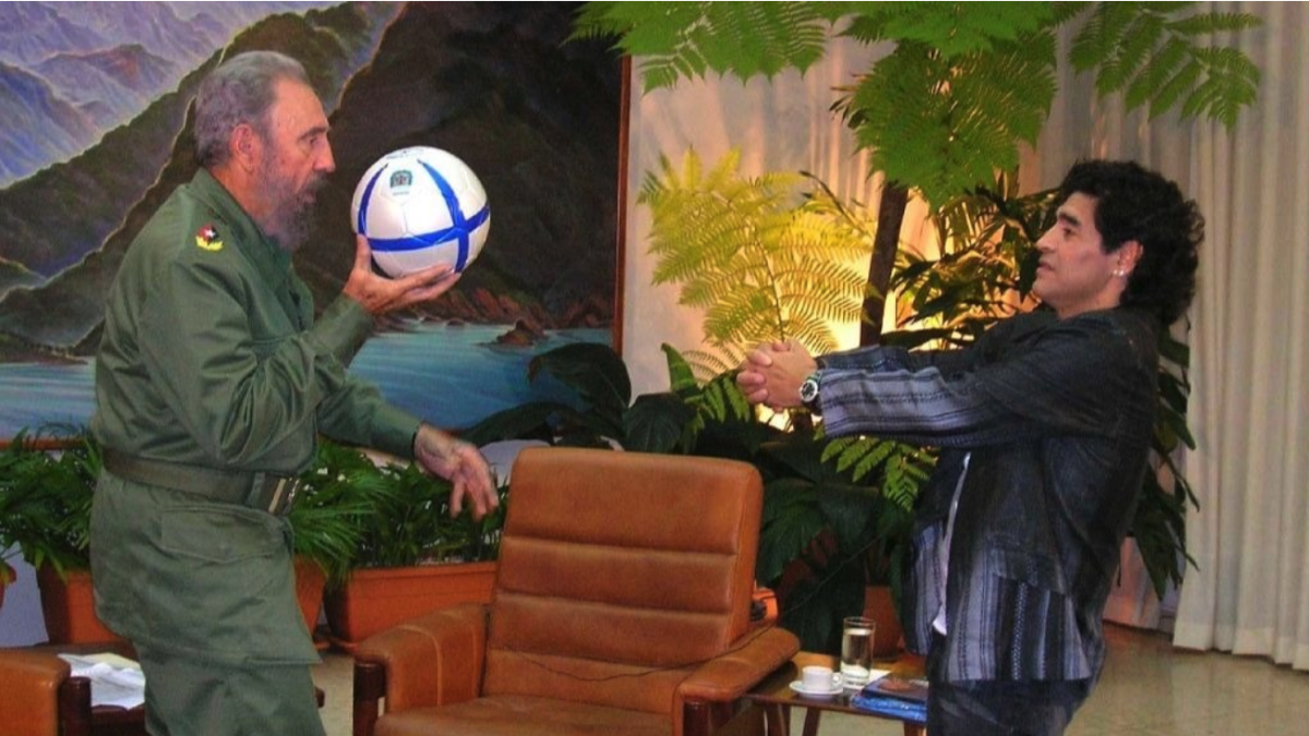 Diego Armando Maradona (Der.) y Fidel Castro.
