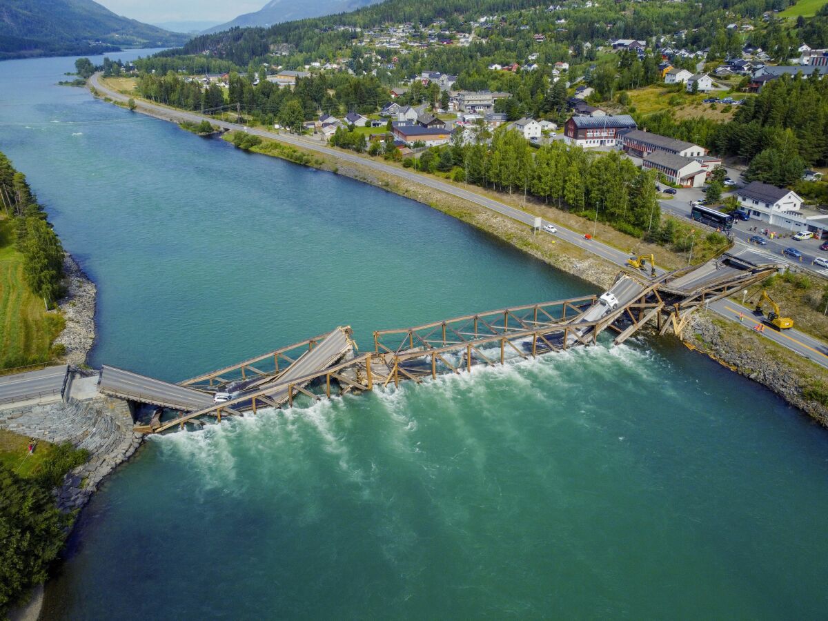Una imagen de dron muestra el puente Tretten sobre el río Laagen,