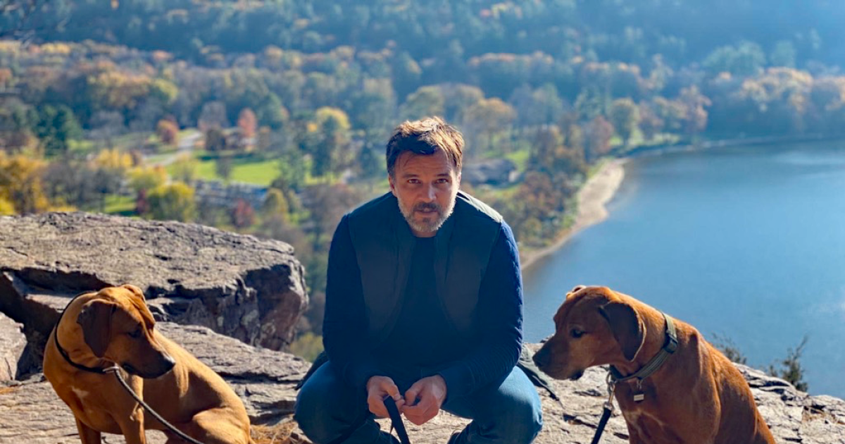 USMNT koçu Anthony Hudson, köpeklere yardım etme tutkusunu paylaşıyor