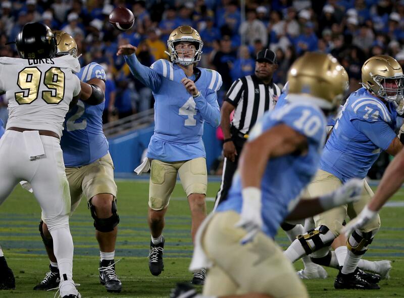 Pasadena, CA - UCLA oyun kurucusu Ethan Garber, Colorado'ya karşı sahanın alt kısmına atıyor.