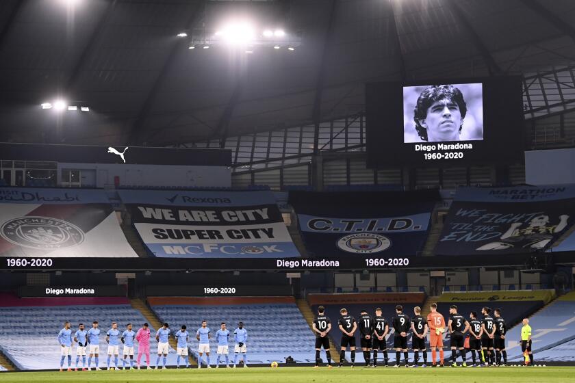 Los jugadores del Manchester City y del Burnley guardan un minuto de silencio por Diego Maradona, antes del partido de la Liga Premier inglesa, disputado el sábado 28 de noviembre de 2020 (Laurence Griffiths/Pool via AP)