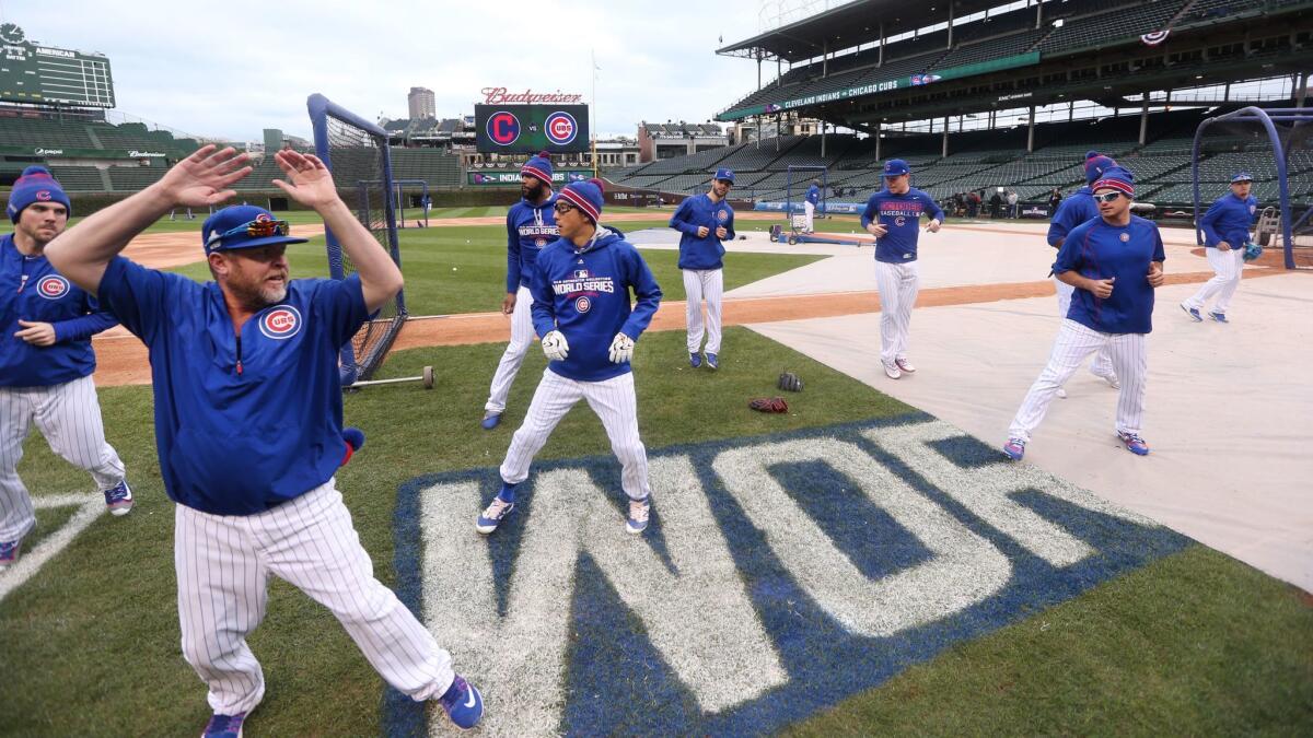 Jugadores de los Cubs de Chicago entrenan en el estadio Wrigley Field de Chicago en preparación para el tercer partido de la Serie Mundial que se celebrára este viernes ante los Indians de Cleveland.