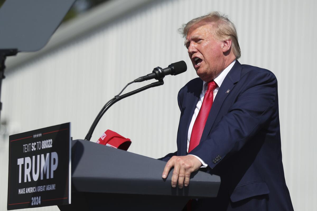 ARCHIVO - El expresidente Donald Trump habla en un acto en Summerville, Carolina del Sur, 
