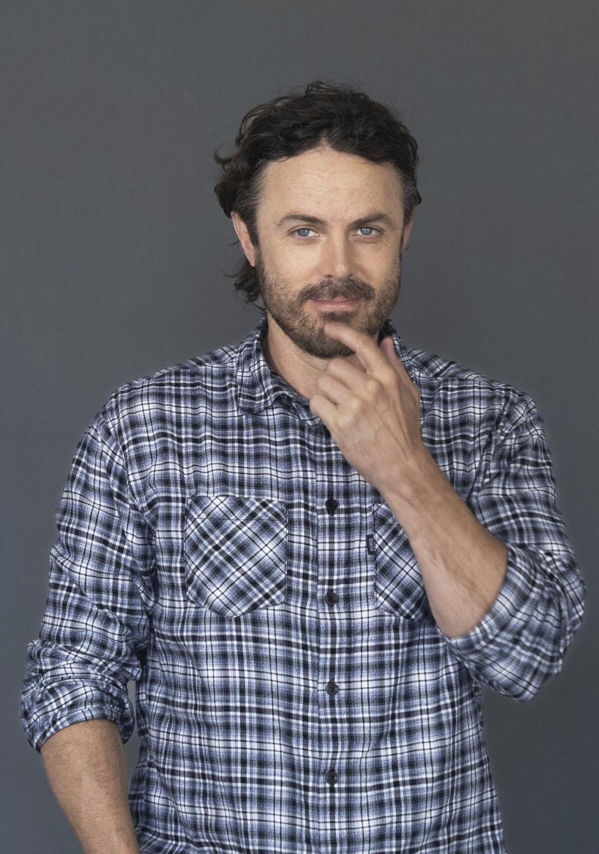 El actor Casey Affleck posa para promocionar la película "The Instigators" el viernes 26 de julio de 2024 en Boston.