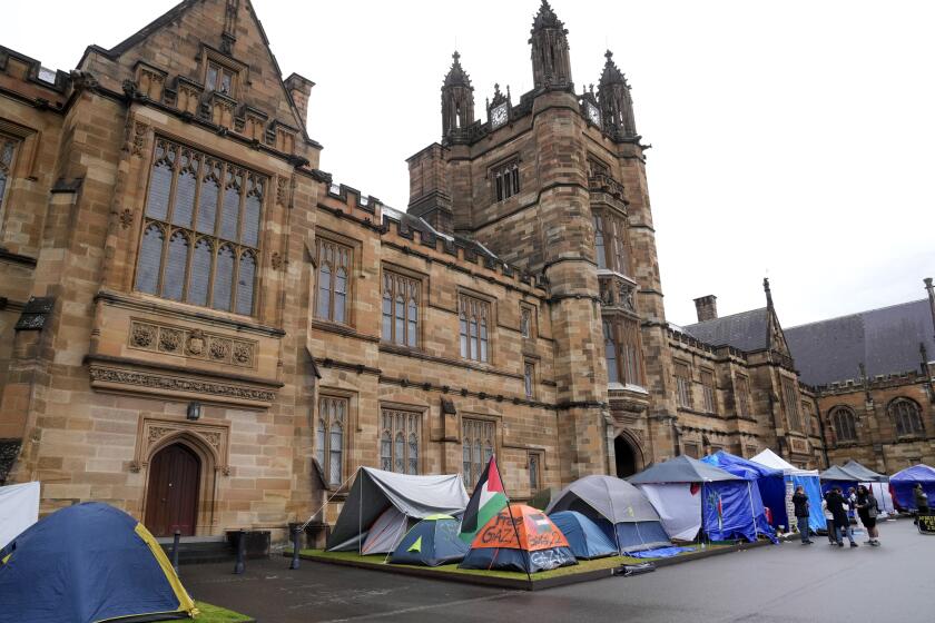 Estudiantes que protestan por la ofensiva de Israel en Gaza acampan en el campus de la Universidad de Sydney, en Sydney, Australia, el 3 de mayo de 2024. (AP Foto/Rick Rycroft)