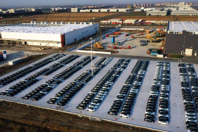 SHANGHAI, CHINA - DECEMBER 7, 2019 - Aerial photo of Tesla super factory in New Lingang District, Shanghai. The number of black and white model 3 cars in the parking lot is about 500. Shanghai, China, December 7, 2019.- PHOTOGRAPH BY Costfoto / Barcroft Media (Photo credit should read Costfoto / Barcroft Media via Getty Images)