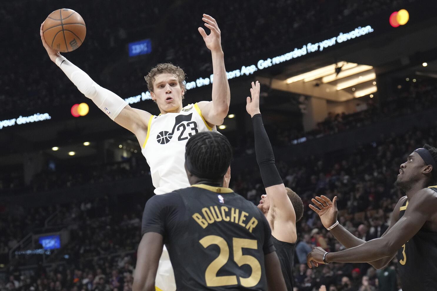 Jazz end 3-game skid by coming back to defeat Raptors