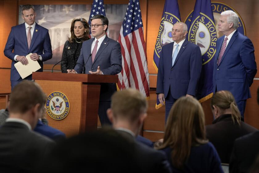 El titular de la Cámara de Representantes de EEUU, el republicano Mike Johnson, (cent) en el Capitolio el miércoles 10 de abril de 2024. De izq a der lo acompañan los representantes republicanos Blake Moore, Maria Salazar, Steve Scalise y Tom Emmer. (Foto AP/Mariam Zuhaib)