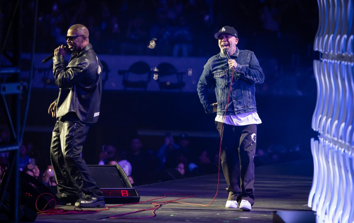 Jamie Foxx, à esquerda, canta com Jo Koy no SoFi Stadium