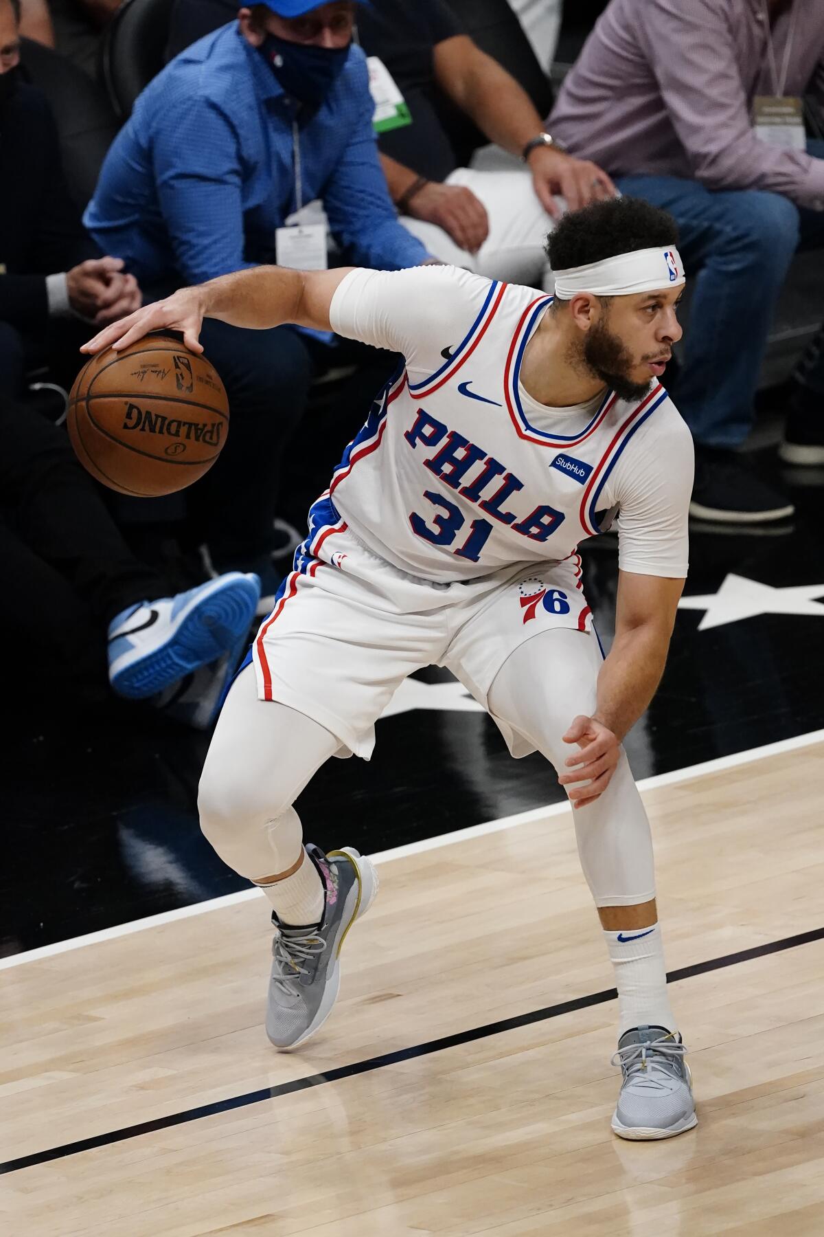 Philadelphia 76ers guard Seth Curry (31) 