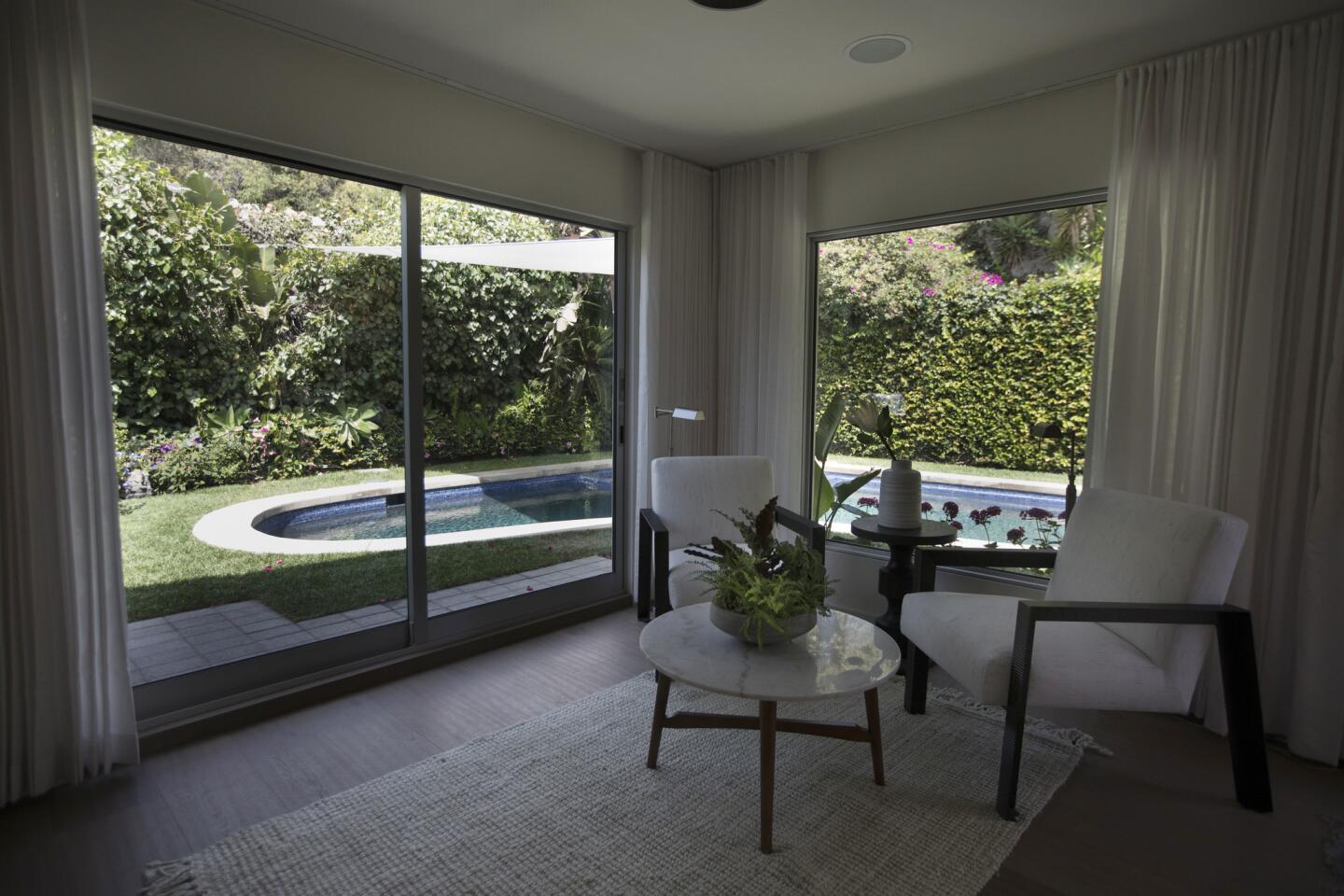 A lounge located off of the dining room connects the interiors to the outdoors at the Sunset Idea House in Beverly Hills.