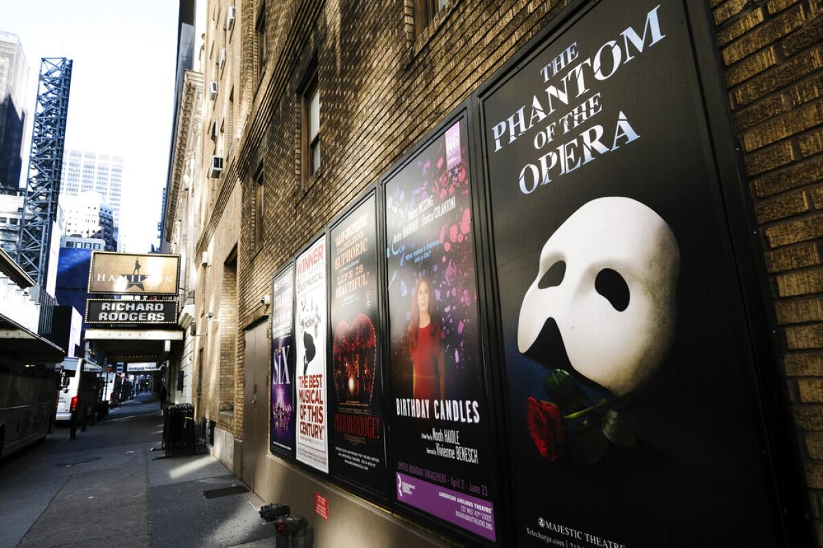 Anuncios de Broadway afuera del Teatro Richard Rodgers durante los cierres por la pandemia de COVID-19 en Nueva York.