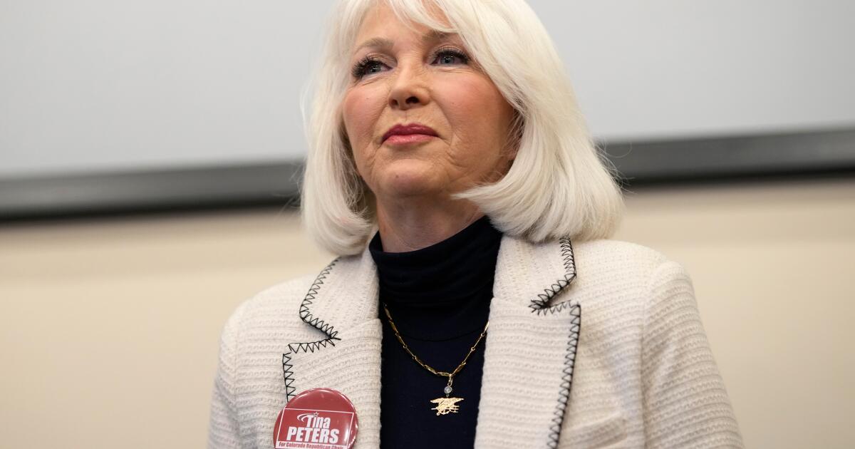 Le gouverneur du Colorado commue la peine de Tina Peters en vote après la pression de Trump