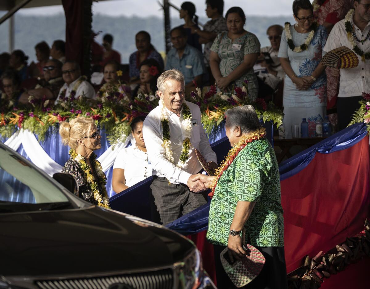 Prime Minister Tuilaepa Sailele Malielegaoi shakes hands with Robert F. Kennedy Jr. in  Samoa.