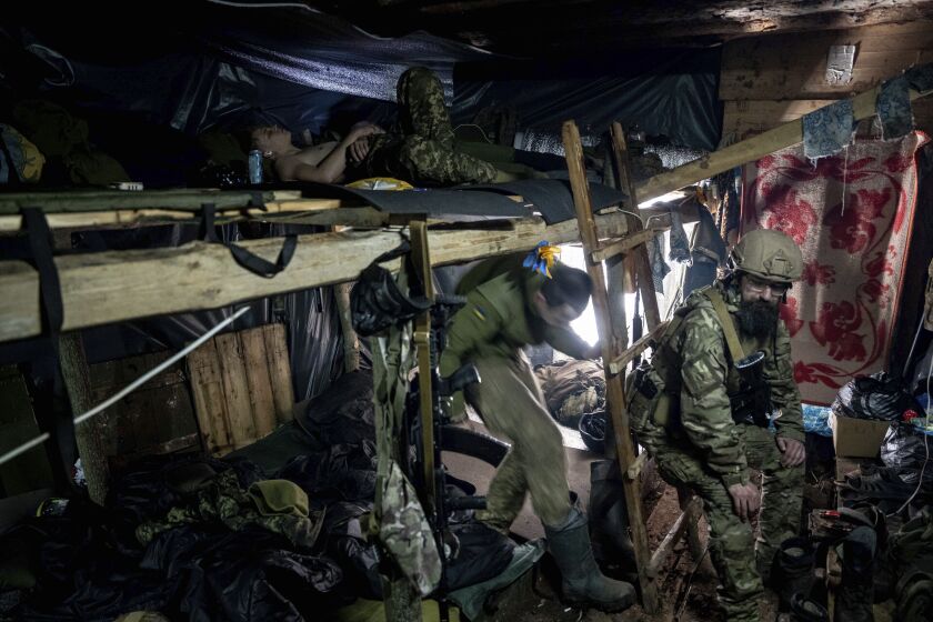 Paracaidistas ucranianos de la brigada de asalto 80 descansan dentro de una trinchera en el frente, cerca de Bájmut, Ucrania, el 10 de marzo de 2023. (AP Foto/Evgeniy Maloletka)