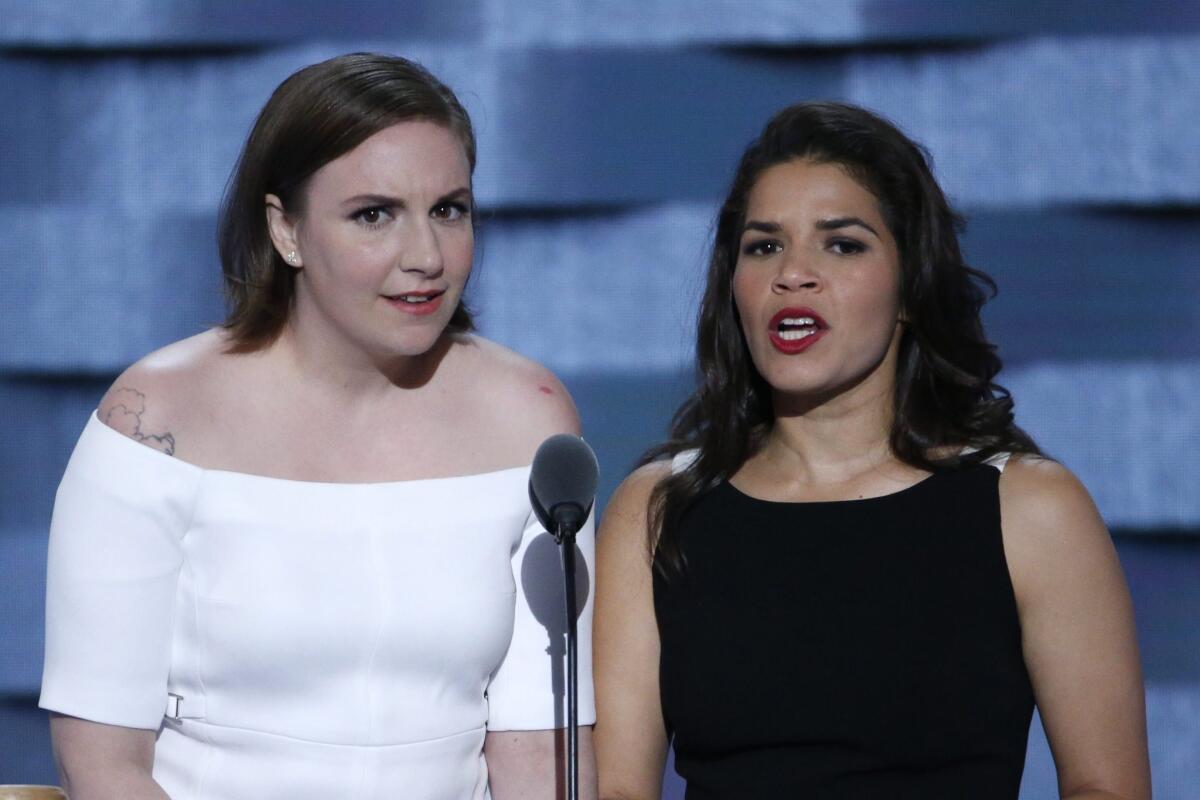 Las actrices estadounidenses America Ferrera (d) y Lena Dunham (i) hablan en el segundo día de la Convención Nacional Demócrata en Filadelfia, Pennsylvania (Estados Unidos).