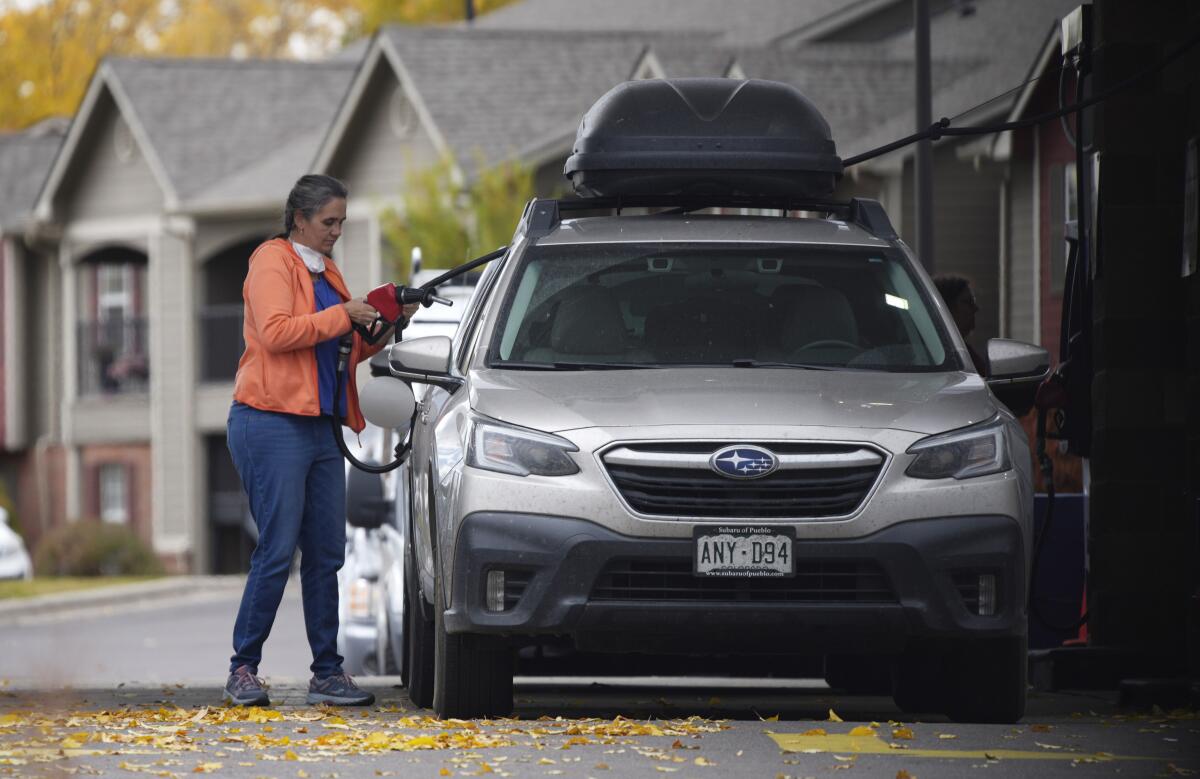 Una persona carga gasolina a su carro en Arvada, Colorado.