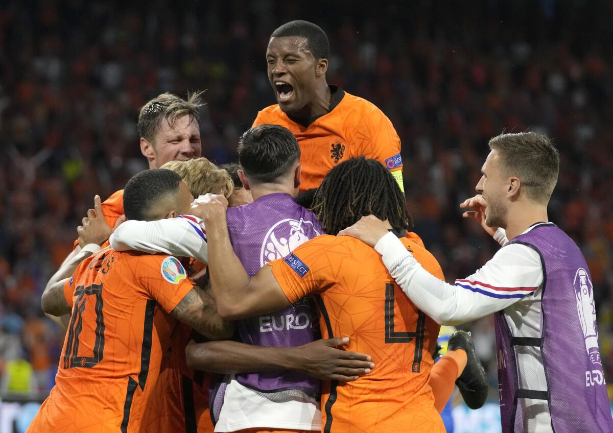 Los jugadores de Holanda celebran luego que Denzel Dumfries.