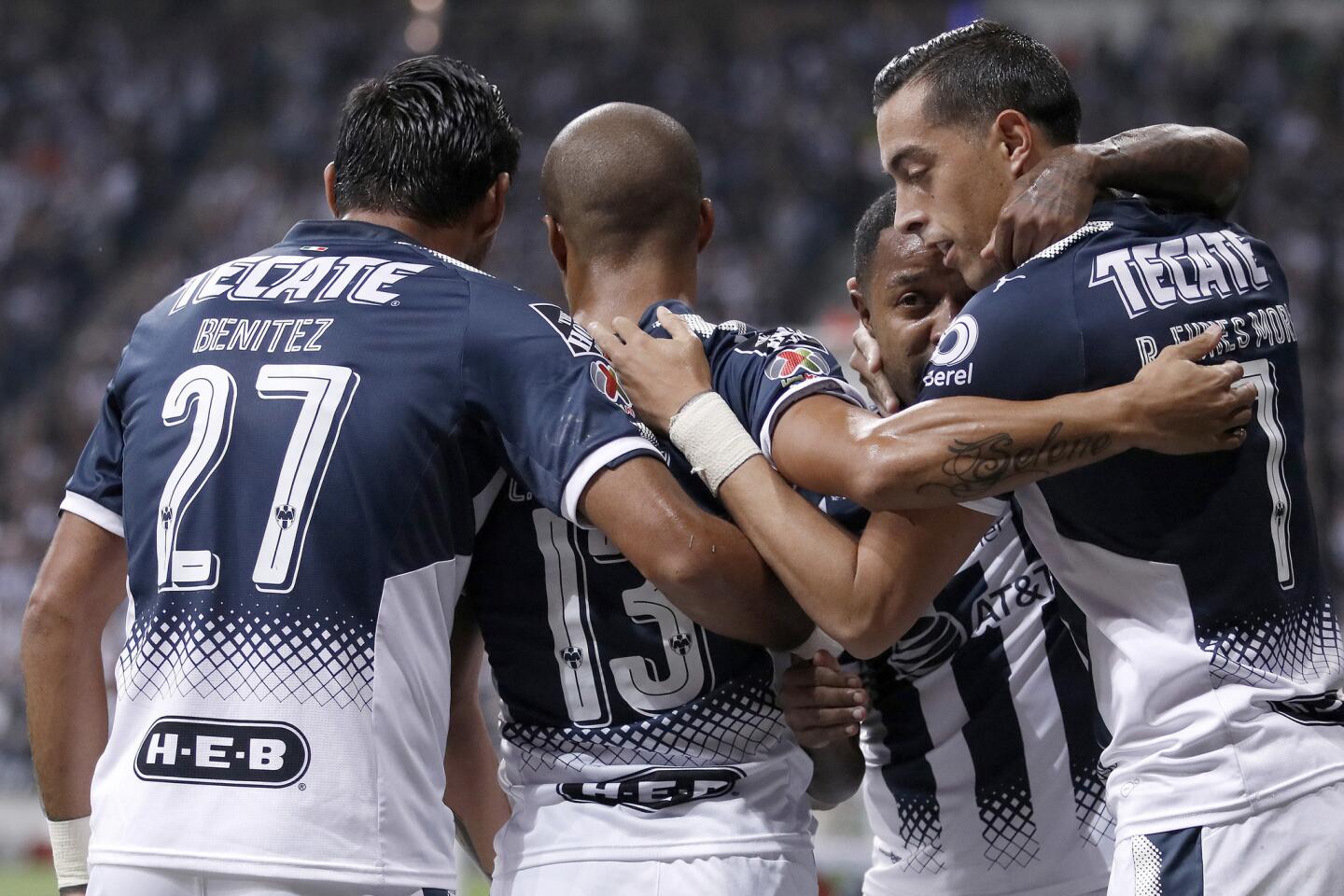 Jugadores de Monterrey festejan una anotación ante Monarcas este domingo 3 de diciembre en el partido de vuelta de la semifinal del Torneo Apertura 2017 celebrado en el estadio BBVA de la ciudad de Monterrey.