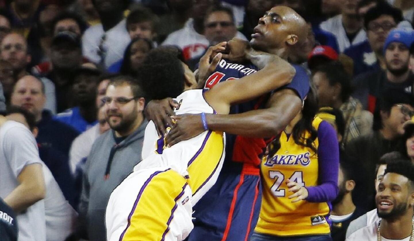 Kobe Bryant leaves early in Lakers' 111-91 loss at Detroit