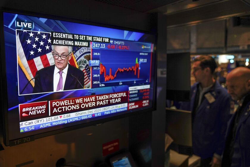 Especialistas accionarios en la Bolsa de Valores de Nueva York escuchan el miércoles 1 de febrero de 2023 la conferencia de prensa del presidente de la Reserva Federal, Jerome Powell, después de que la Fed anunciara una nueva alza a las tasas de interés. (AP Foto/Seth Wenig)