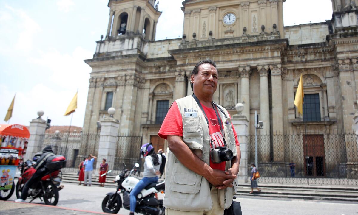 El fotógrafo del Centro Histórico llamado Luis habla de su trabajo como fotógrafo callejero