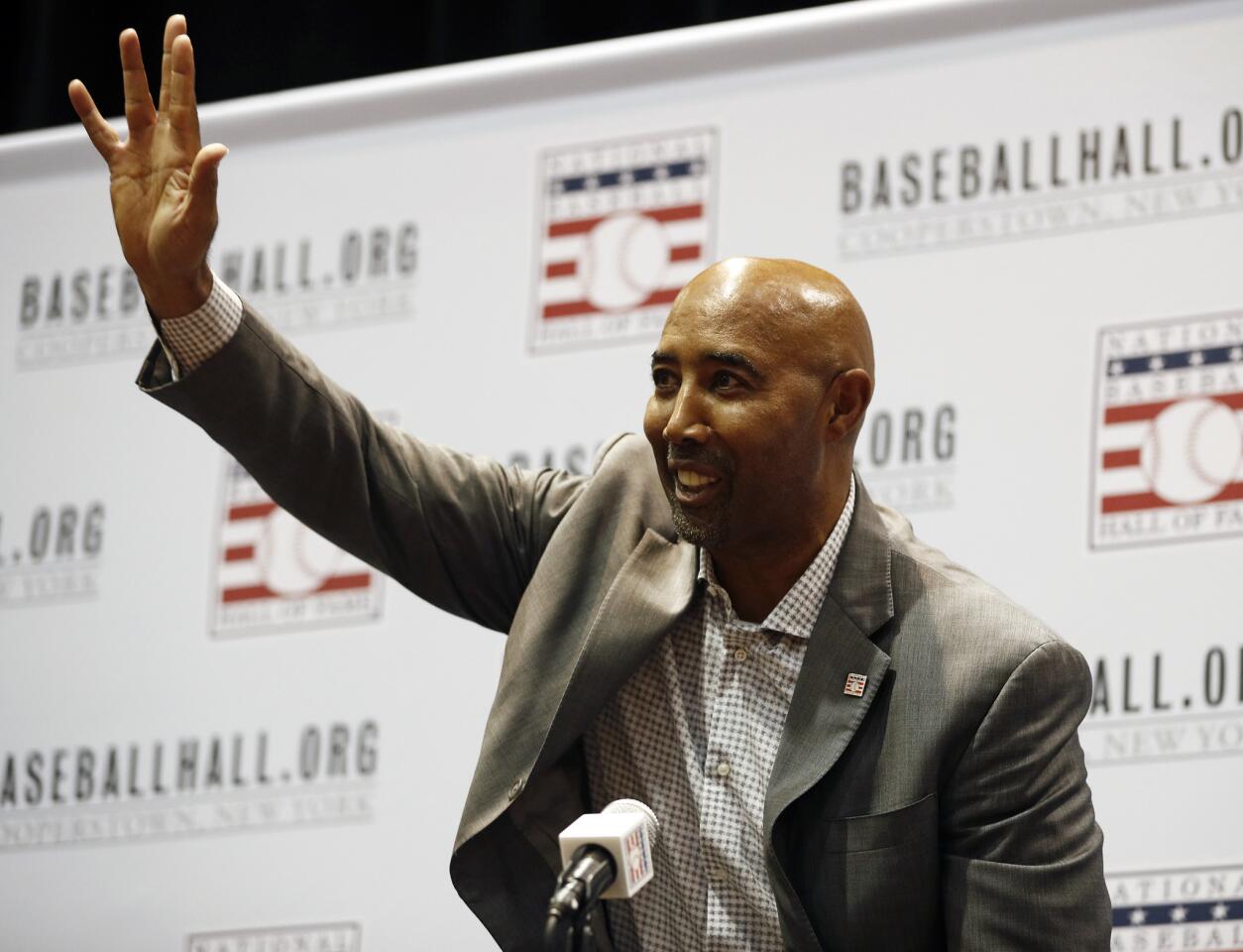 Harold Baines waves during a news conference for the Hall of Fame during the winter meetings in Las Vegas on Dec. 10, 2018.