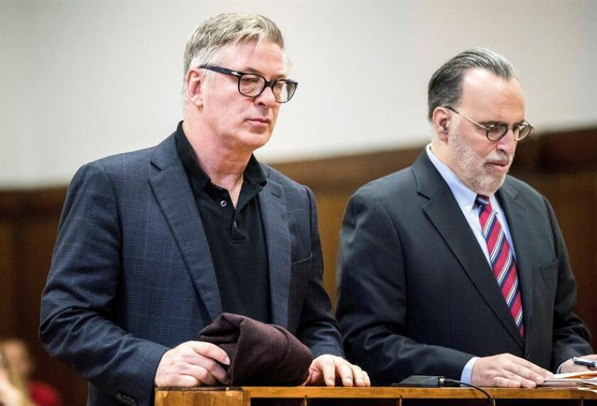 El actor estadounidense Alec Baldwin (i) y su abogado Alan Abramson (d) asisten a un juicio ante el tribunal de Manhattan, este miércoles, en Nueva York, Estados Unidos. EFE/POOL
