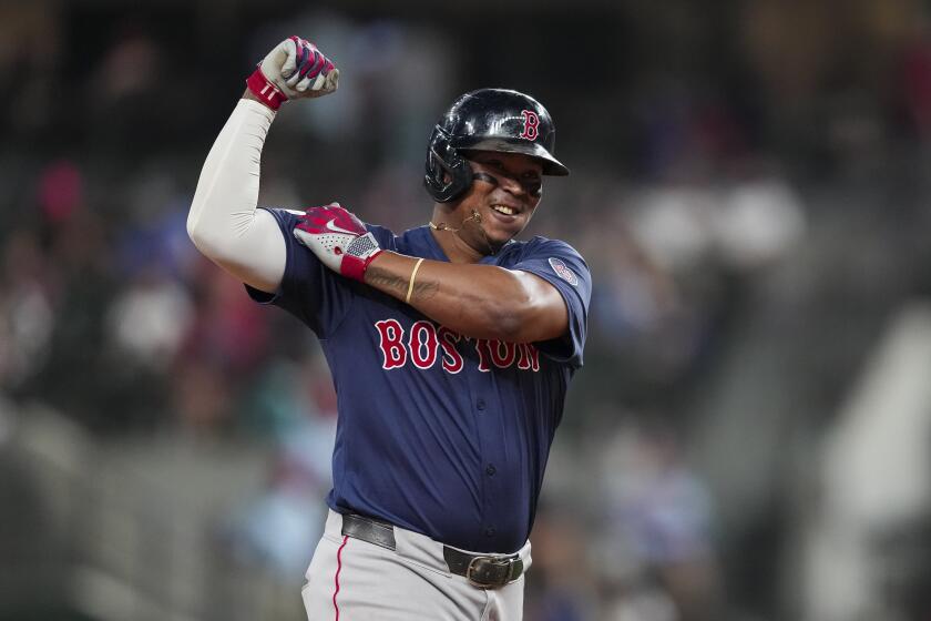 Rafael Devers, de los Medias Rojas de Boston, celebra mientras corre las bases después de batear cuadrangular solitario durante la novena entrada del juego de béisbol en contra de los Rangers de Texas, el viernes 2 de agosto de 2024, en Arlington, Texas. (AP Foto/Sam Hodde)