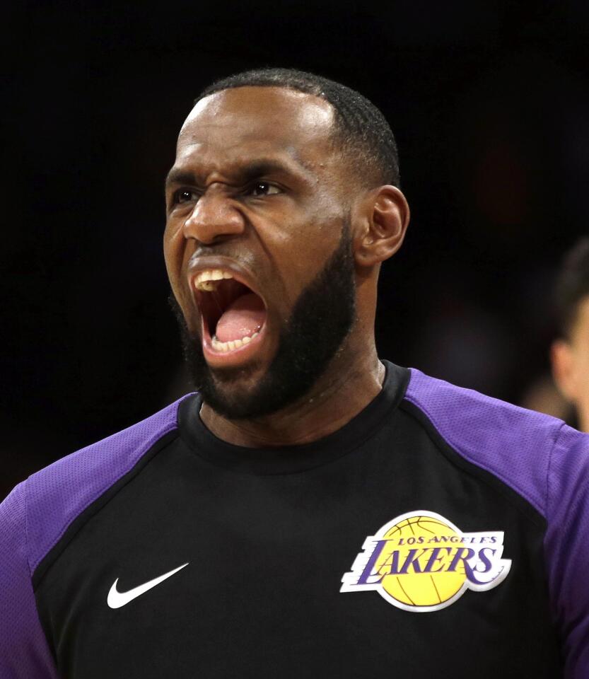 LeBron James de los Lakers reacciona durante el calentamiento hoy, martes 2 de octubre de 2018, durante un partido de baloncesto de la NBA, entre los Denver Nuggets y Los ?ngeles Lakers, en el Staples Center de Los ?ngeles (EE.UU.).