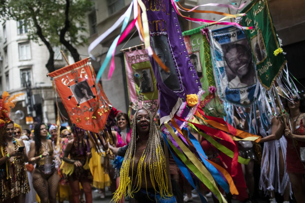 Un carnaval de Rio féérique pour enterrer la COVID-19