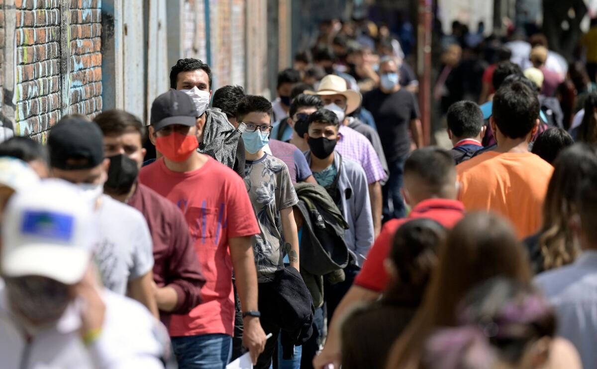 Personas de entre 18 y 29 años hacen cola frente a la Biblioteca Vasconcelos