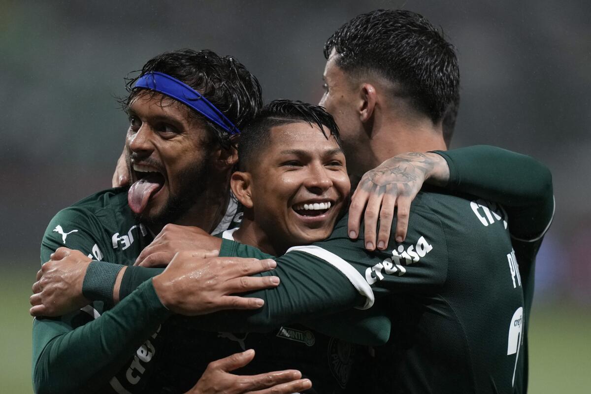Rony, centro, celebra con sus compañeros de equipo de Palmeiras, Gustavo Scarpa, izquierda