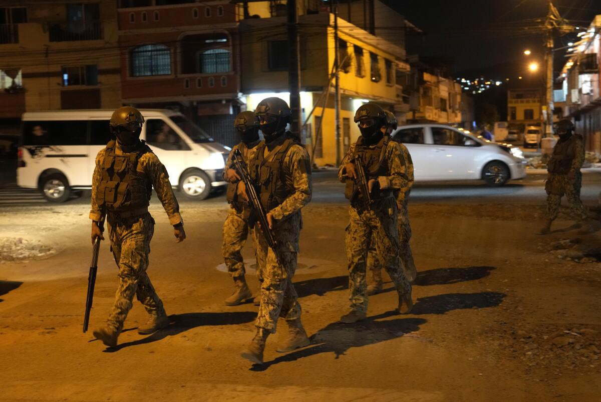 Soldados caminan cerca de un puesto de control colocado por el ejército en Guayaquil, Ecuador en agosto.