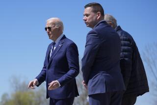 El presidente Joe Biden, izquierda, el funcionario municipal Ryan McMahon y el líder de la mayoría en el Senado, Chuck Schumer, arriban a la base aérea Hancock en Syracuse, Nueva York, jueves 25 de abril de 2024. (AP Foto/Evan Vucci)