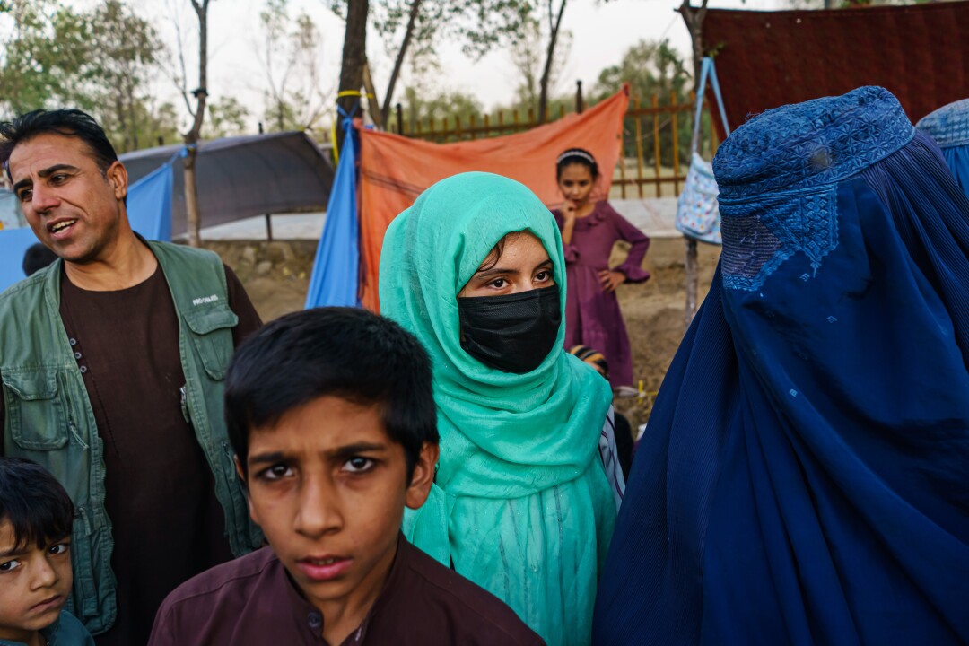 Asma Hamidiyan, 19 ans, au centre, a été blessée par une salve de combattants talibans.