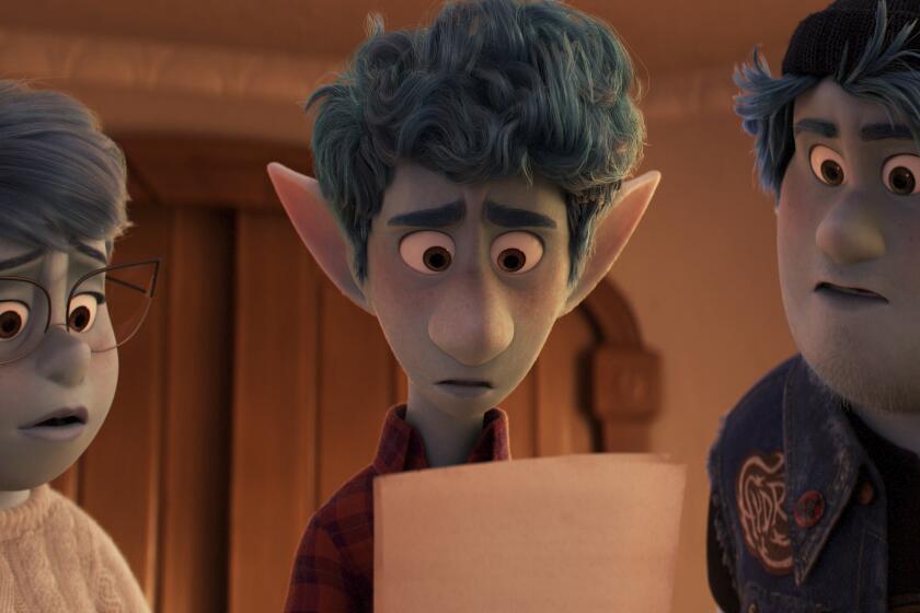 Laurel, con la voz de Julia Louis-Dreyfus, de izquierda a derecha Ian Lightfoot, con la voz de Tom Holland, y Barley Lightfoot, con la voz de Chris Pratt, en una escena de "Onward" en una imagen proporcionada por Disney/Pixar (Disney/Pixar via AP)