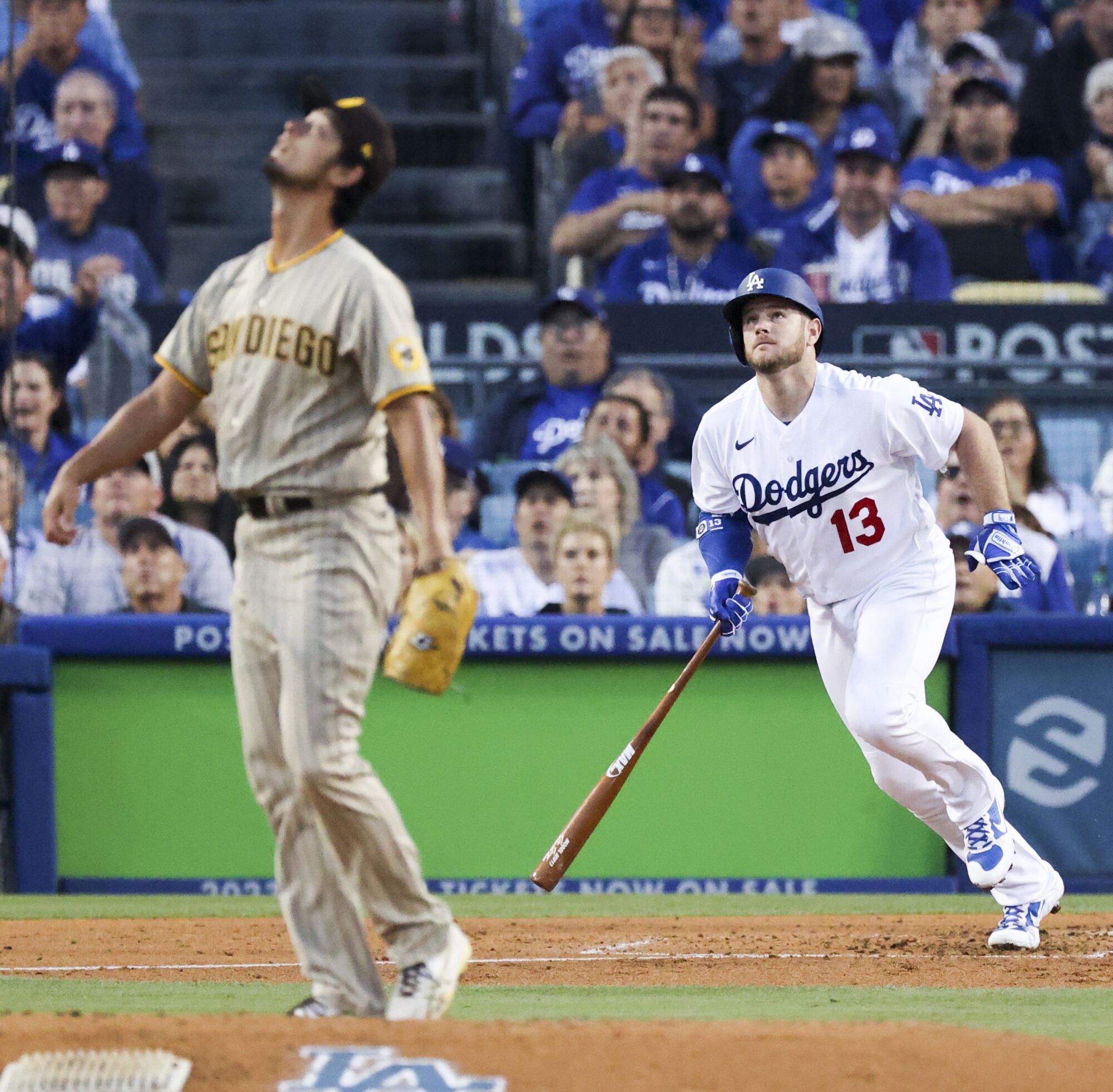 Max Munsey de los Dodgers conecta un jonrón.