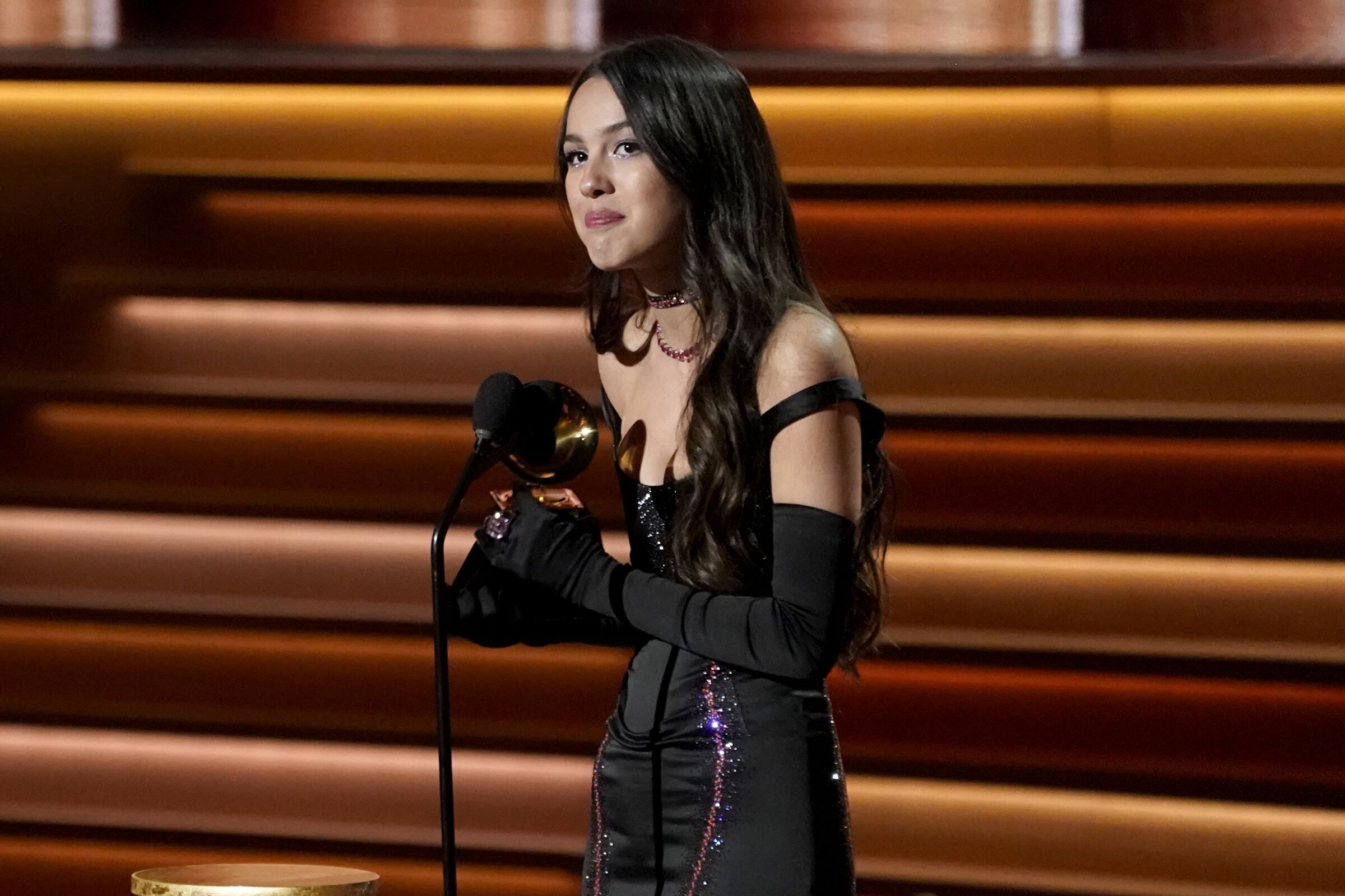 Olivia Rodrigo recibe el Grammy 