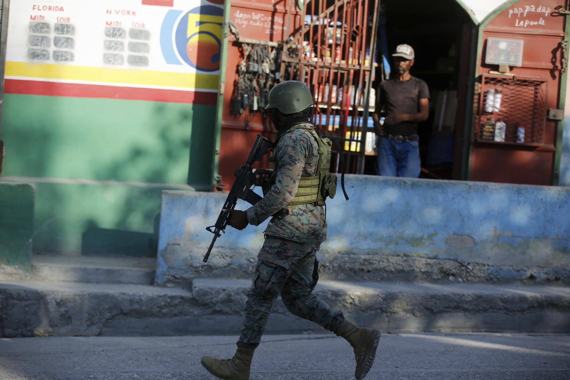 Un soldado patrulla las afueras del aeropuerto internacional en Puerto Príncipe, Haití