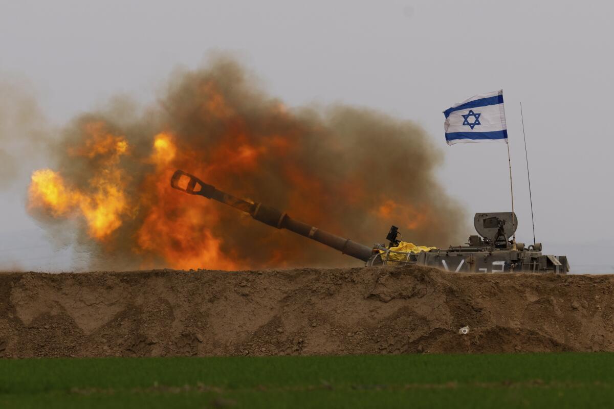 Una unidad móvil de artillería israelí dispara un obús desde el sur de Israel a la Franja de Gaza