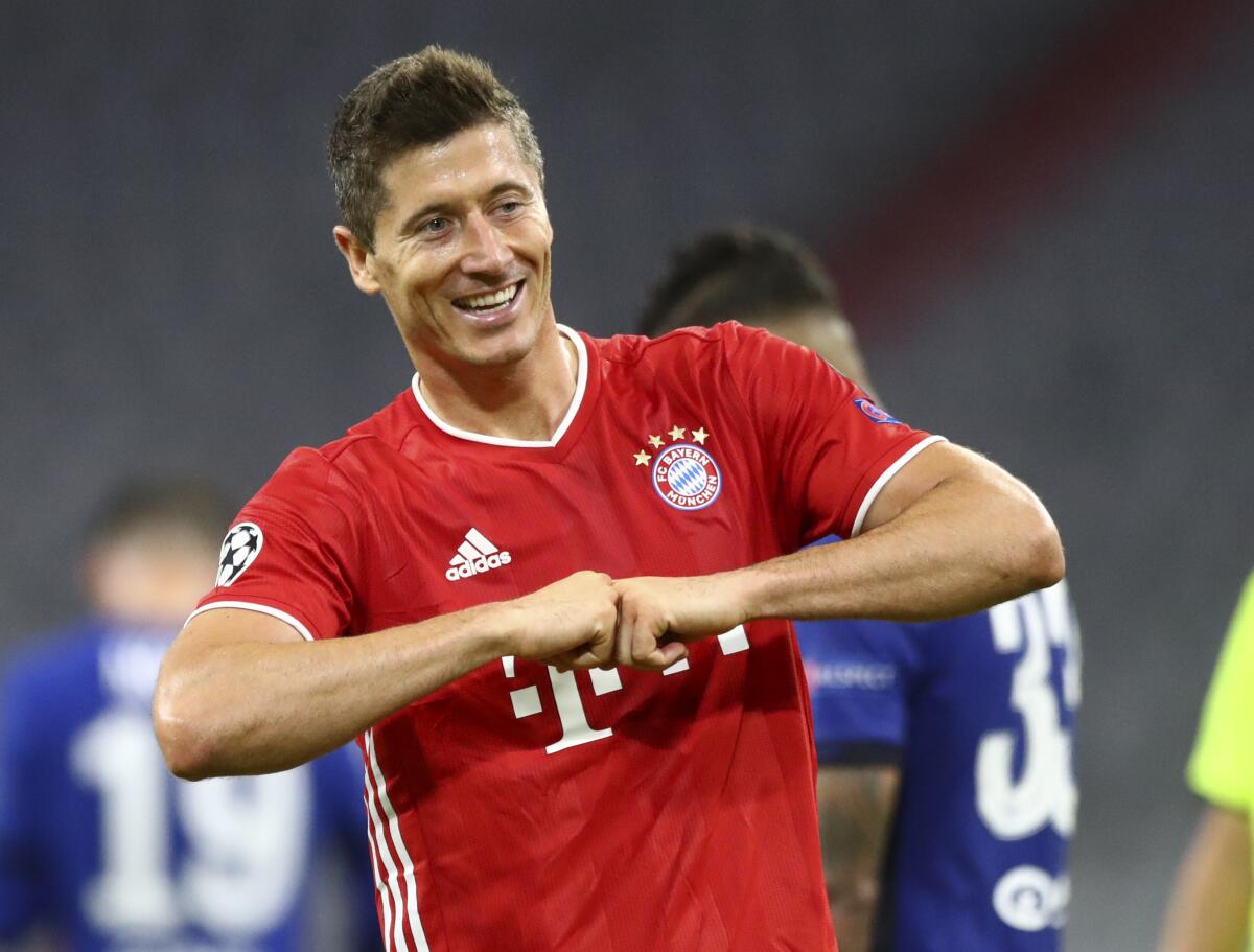 Robert Lewandowski celebra tras anotar el cuarto gol del Bayern Múnich