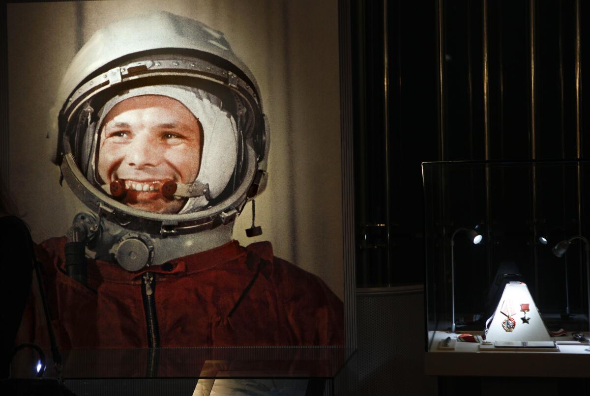 ARCHIVO - Esta fotografía de archivo tomada el lunes 11 de abril de 2011 muestra un retrato sin fecha del primer hombre en el espacio, Yuri Gagarin, y su premio de héroe de la Unión Soviética, a la derecha, parte de una exposición dedicada al 50mo aniversario del vuelo de Gagarin, en Moscú, Rusia. (AP Foto/Alexander Zemlianichenko, archivo)