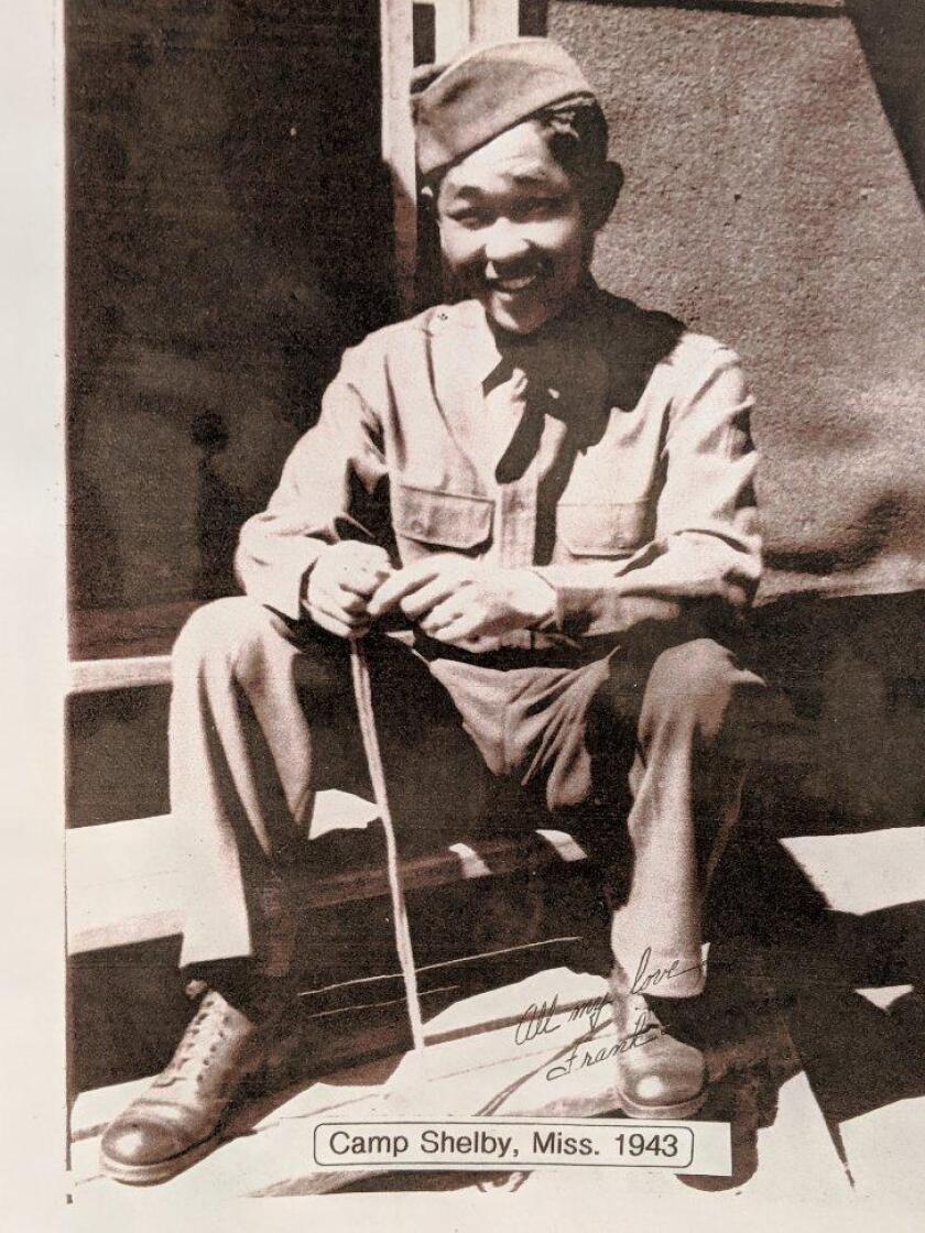 Frank Wada en 1943 au Camp Shelby, Mississippi, avec la 442e équipe de combat régimentaire de l'armée américaine.