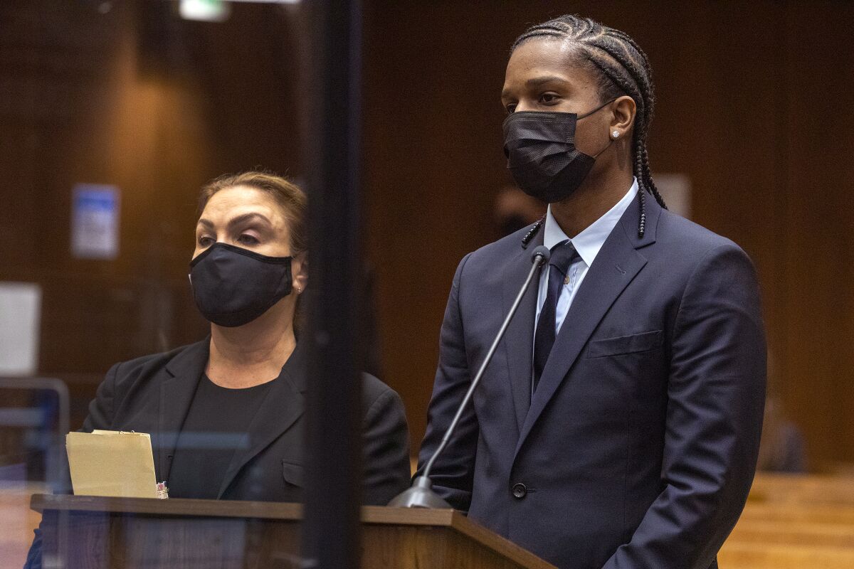 El rapero A$AP Rocky, derecha, en una sala de la corte superior de Los Angeles el 17 de agosto de 2022. 